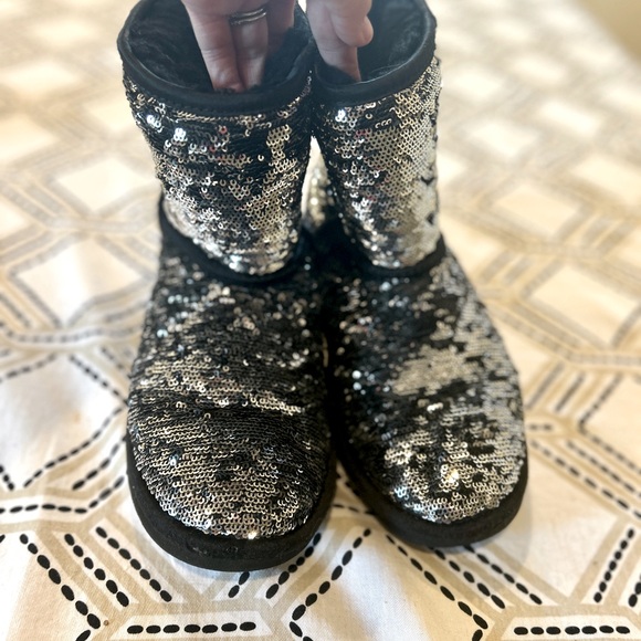 Women’s UGG short boots, black/silver reversible sequins, size 5 - Picture 3 of 5